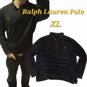 Svart långärmad pikétröja Ralph Lauren - Svart långärmad pikétröja från Ralph Lauren i slim fit-modell. Klassisk krage med knappar och den ikoniska broderade loggan på bröstet. Perfekt för dig som gillar stilrena och tidlösa plagg. Tillverkad i mjuk bomull för skön känsla.