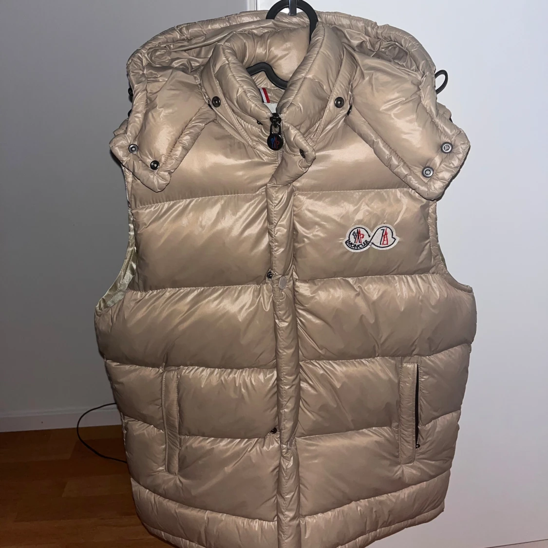 Beige dunväst från Moncler