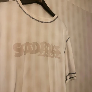 Sad Boys x Converse vit t-shirt - Helt ok skick, tryck har varit silver men försvunnit. 
