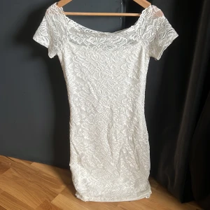 Fin klänning till student/skolavslutning  - Superfin knälång åtsittande klänning i spets i fint skick från VILA strl XS. Sitter superbra och skön