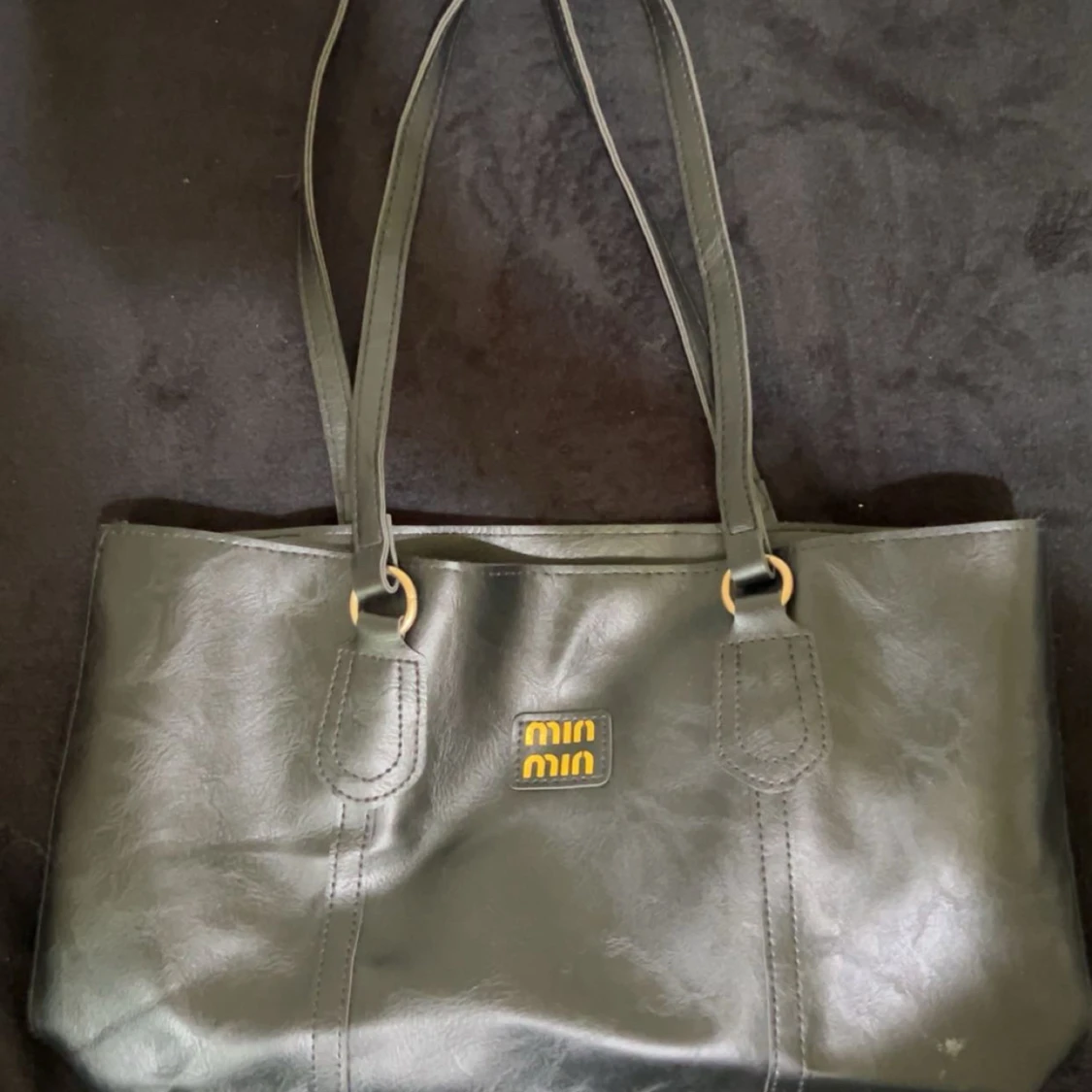 Svart axelväska från Miu Miu