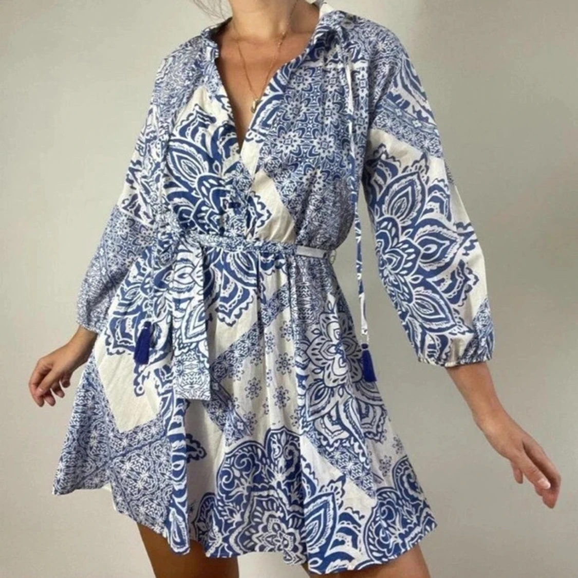 Blåvit mönstrad klänning - 1