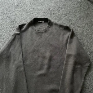 Två basic stickade tröjor från Zara - Säljer två stilrena stickade tröjor från Zara, en i mörkgrått och en i beige. Båda har rund halsringning och långa ärmar, perfekta för lager-på-lager. Passar dig som gillar enkel och clean stil. 200 st