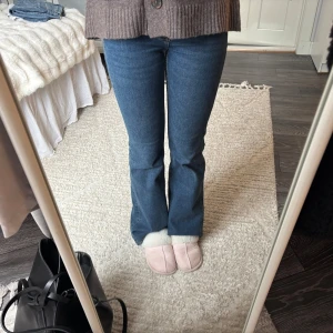 Blå bootcut jeans - Bootcut flare low waist jeans från H&M divided i mörkblå jeansfärg💕