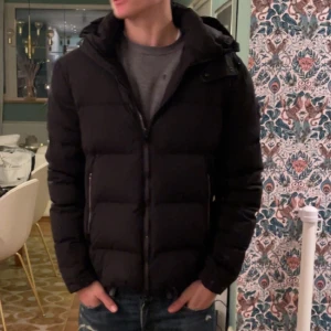 J.lindeberg jacka  - Säljer denna feta j.lindeberg jacka. Den är svart och storlek L. Inga defekts. Svart i färgen. Kom med prisförslag och frågor.