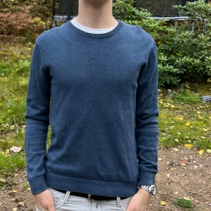 Blå Bläck tröja - Säljer denna stilrena och snygga blå tröjan från Bläck. Tröjan har en klassisk passform och är gjord i ett mjukt och skönt material som passar perfekt både till vardags och mer uppklädda tillfällen.  Har du några frågor? Tveka inte att höra av dig. Allt gott från Deluxe garderoben ⭐️ 