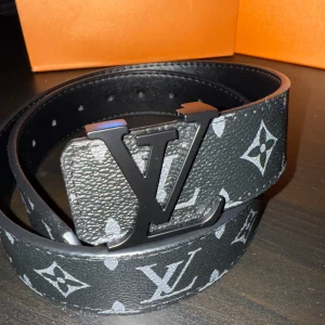 Louis Vuitton bälte - Ny skick, aldrig använt. Box och bag följer med. Storlek 95cm.