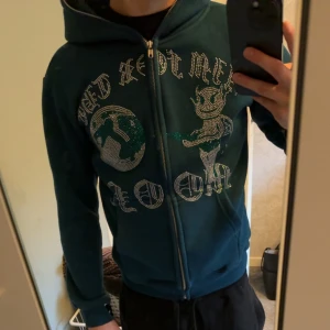 Aim For The Moon Zip Hoodie - Aim for the moon rhinestone hoodie, storlek XS. Skriv vid fler frågor