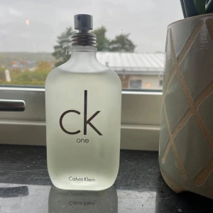Calvin Klein Parfym - Säljer min killes oanvända parfym, 200 ml. 
