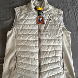 Vit dunväst från Parajumpers  - Säljer en helt ny Parajumper väst i färgen vit. Storlek:XL Nypris:3500kr Mitt pris: 2499kr