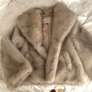 neo noir päls  - såå fin neo noir fusk päls i väldigt bra skick, köptes förra året för 1799 och knappt använd 💓💓