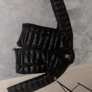 Varm Colmar jacka - Använd fåtal gånger och säljer pga att den inte kommer till användning. Köptes för drygt ett år sen för runt 2500 kr. Den är i perfekt skick. Mitt pris är förhandlingsbart vid snabb affär. 