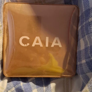 CAIA highlighter i guldton - Säljer en CAIA highlighter i färgen Sydney. Knappt använd. 