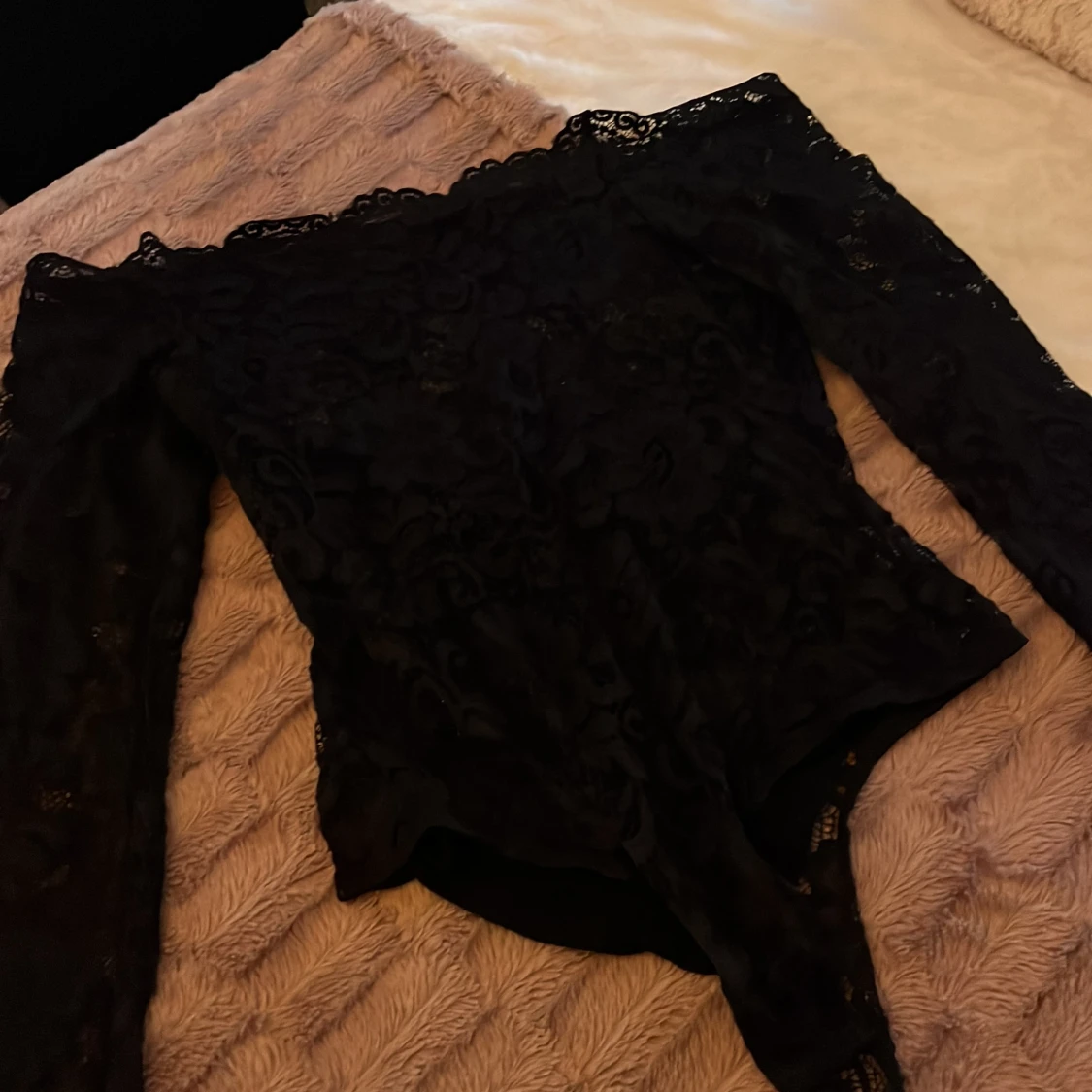 Svart spetsig offshoulder bodysuit - 1