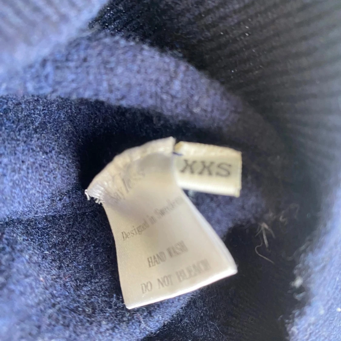 Mörkblå hoodie i merinoull från Say Less - 91