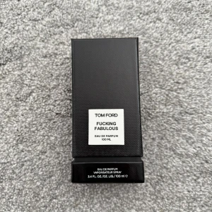 Tom Ford Fucking Fabulous 100ml - En statement-parfym från Tom Ford med en djärv attityd. Eau de Parfum, 100 ml. Perfekt för dig som vill sticka ut och visa din unika stil. Perfekt för vintern.