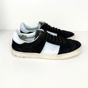 Valentino Flycrew Sneaker - Valentino Flycrew i svart mocka. Tillverkas inte längre! Cond: 7/10, se bild 4 & 5. Retail: 7,000 SEK. 