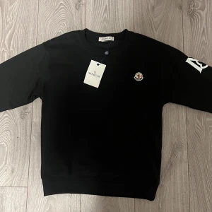 Svart sweatshirt från Moncler - Helt nytt skick och aldrig använd. Passar som XS/S