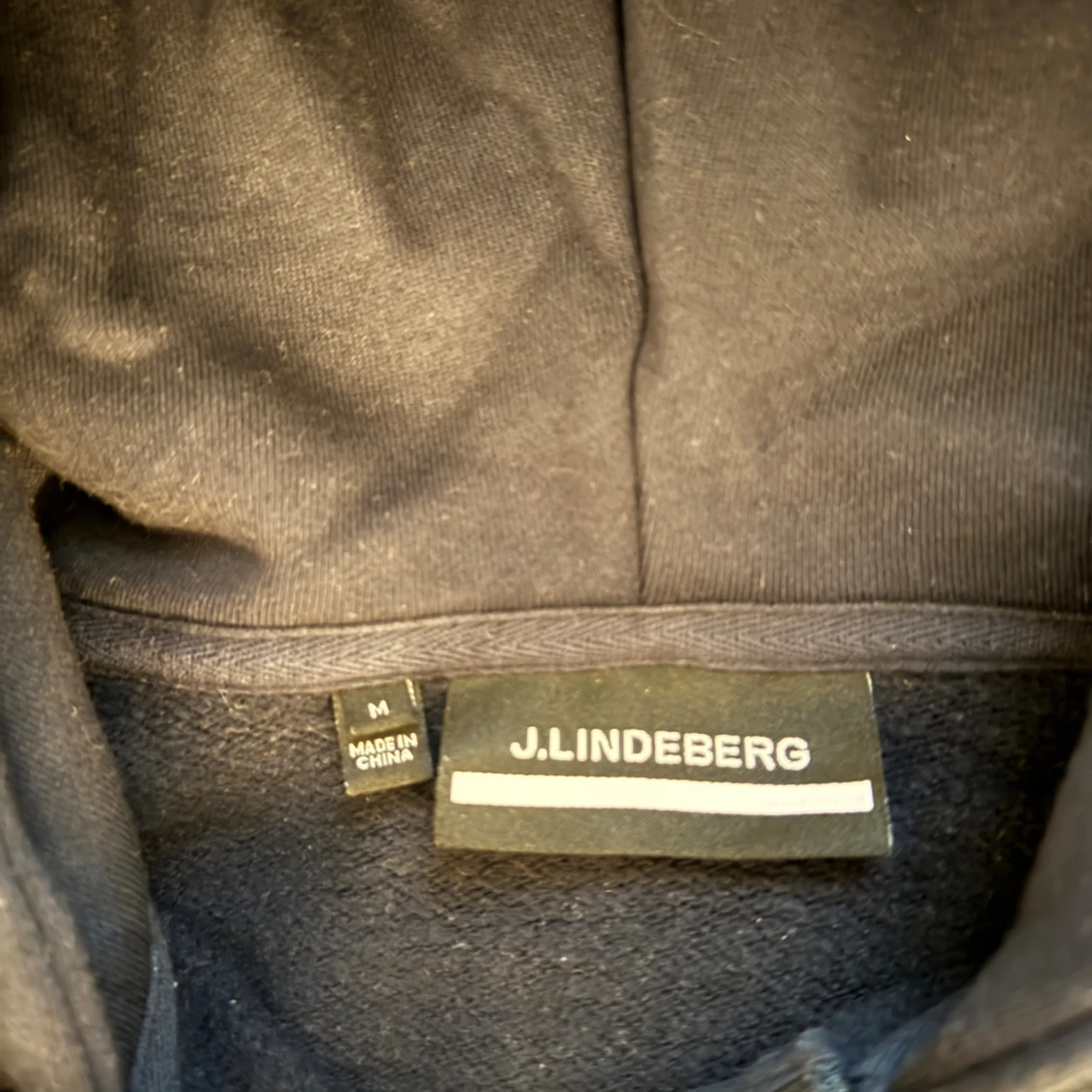 Marinblå hoodie från J.Lindeberg - 1