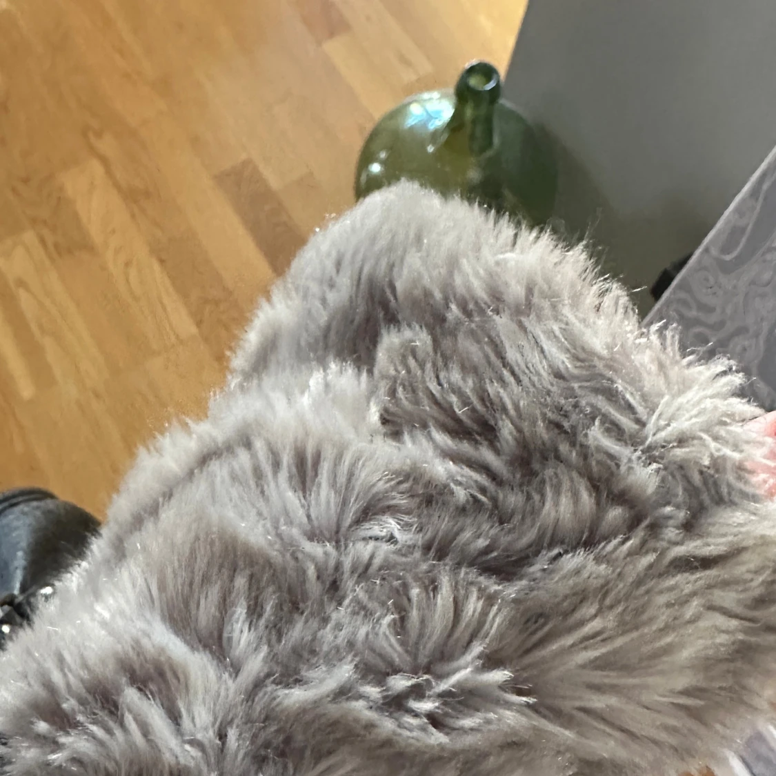 Grå pälsjacka med knappar - 3