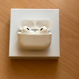 AirPods Pro - Snygga och välbevarade Apple AirPods Pro med originalförpackning. Trådlösa hörlurar med aktiv brusreducering och laddningsetui. Inga synliga repor eller skador, fungerar utmärkt. Perfekt för musik, samtal och träning. Levereras med laddningsetui och box.