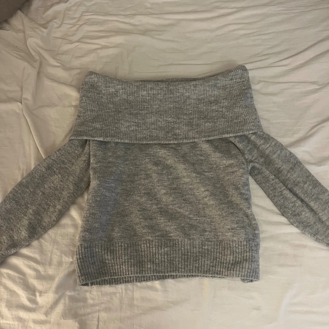Grå offshoulder stickad tröja H&M