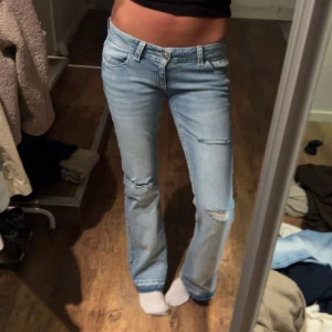 håliga low waist jeans  - fina jeans köpta från gina 14+ i tallmodellen, har sprättat upp jeansen längst ner för att få de ännu lite längre, annars inga defekter! jeansen är slutsålda på hemsidan 💕