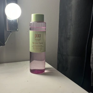 Pixi Retinol Tonic 250ml - Pixi Retinol Tonic är en ansiktsvatten med retinol och jasminblomma som hjälper till att bevara ungdomlig hud. Kommer i en genomskinlig lila plastflaska med ljusgrönt lock och etikett. Perfekt för dig som vill boosta din hudvårdsrutin med aktiva ingredienser. Ny pris 225 men säljer nu för 190. Aldrig använt men säljer pga att jag har för ung hud för att använda den just nu. Pris kan diskuteras ☺️