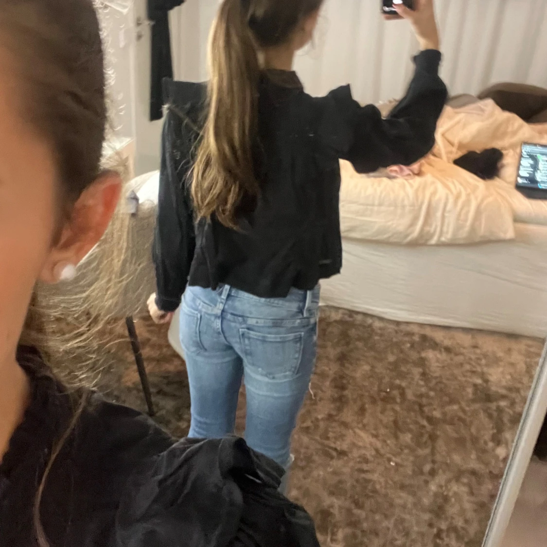 Svart blus med volang och v-ringning - 2