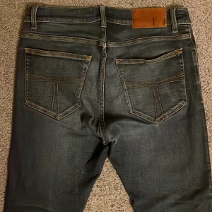 TOS jeans evolve - Tiger of Sweden evolve jeans skick 9/10 storlek w30 l30. Mått längd 98cm, innelår 71cm, midja 39cm. Pris kan diskuteras medels mig vid frågor eller funderingar.