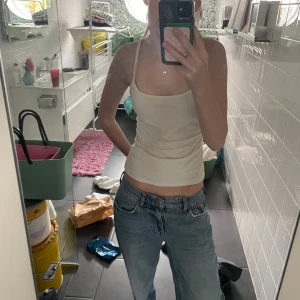 Baggy jeans - Kan eventuellt gå ner i pris!! Super fina jeans från Gina tricot. Köpta på plick (andra bilden) men dem var tyvärr inte min storlek💕