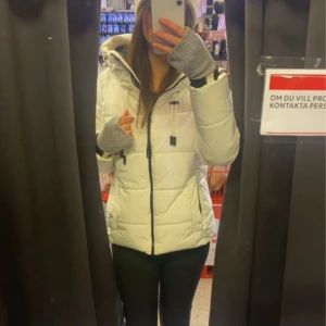 Vit varm vinterjacka - Jättefin jacka från marikoo, använd en vinter försiktigt inga defekter!! 💓skicka prisförslag 