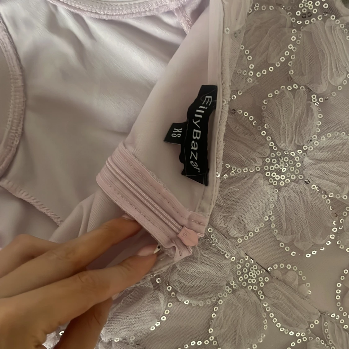 Ljuslila blommig paljettklänning Elly Bazar - 2