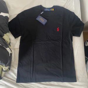 Svart Ralph Lauren T-shirt - Svart Polo Ralph Lauren T-Shirt Helt ny med prislapp, skickas i originalpåse Strl M