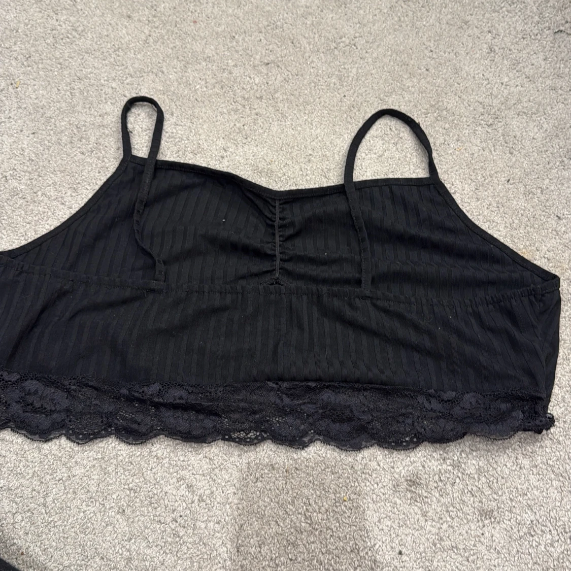 Svart croppad linnetopp med spets - 1