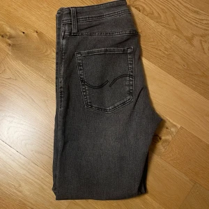 Mörka jeans från Jack n Jones - Tjena säljer ett par feta jeans från Jack n Jones i strl 29/30 sitter som regular jeans och inte använt så mycket 