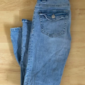 Jeans utsvängda  - knappast använda. köpta för 300 kr. 