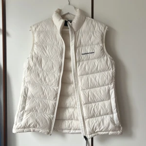 Dunväst från PeakPerformance - En jättefin dunväst som bara är använd två gånger (insåg att jag inte är en väst-person)