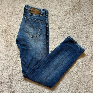 Blåa Pepe Jeans - Jag säljer ett par jättesnygga blåa Pepe Jeans i skick 8/10. Storleken är 29/32. Det är bara att höra av sig vid minsta fråga. // Mvh