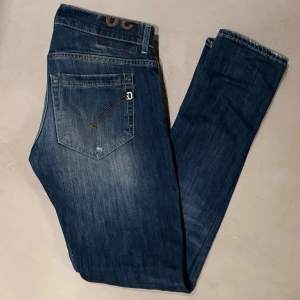 Dondup George 30 - Tja säljer dessa feta dondups med slitningar från fabrik! | Storlek:W30 | Skick:9/10 | Vid frågor e de bara o skriva!😁