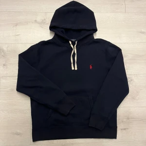 Ralph lauren hoodie - Hej! Säljer en Ralph lauren hoodie i strl S//tröjan är i sjukt bra sick då den fortfarande är fluffig som ny//modellen är 180 och väger 65kg, hade sakt att tröjan passar allt från 165-180//hör gärna av er vid frågor! 🙌 