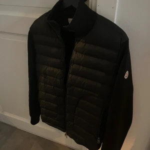 Moncler Cardigan - En skön moncler cardigan som passar till allt. Endast använd vid fåtal tillfällen. Inga defekter alls osv, skick: 9/10. Fick den i födelsedagspresent men söker något annat🙂Hör gärna av dig vid intresse!