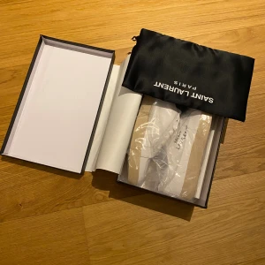 Saint Laurent skor (42) - Saint Laurent skor – storlek 42 👞✨                          Allt som syns på bilderna följer med.                         Inte säker på äktheten (därav pris) 💸                       Helt oanvända.                                                              Kolla min profil för fler färger och storlekar 🔥 Bara att skriva vid funderingar 📩