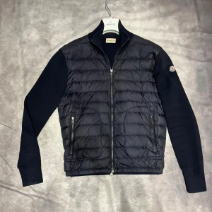 Navy cardigan från Moncler - Otroligt snygg o h klassisk moncler cardigan i Navy färg. Storlek M sitter S/M, skick 8,5/10 inga defekter. Enbart cardigan fås med 