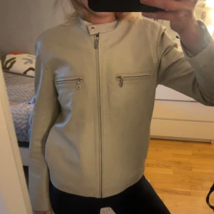 Beige skinnjacka med dragkedja - Snygg beige skinnjacka. Använd nån gång men i väldigt bra skick! Är strolek 38 men skulle nog säga det mer är en 36 om man inte vill ha den alltför tajt! Kom gärna med prisförslag 🩷