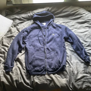 Lacoste hoodie - En snygg hoodie från Lacoste, skriv för flera bilder eller annat! Fraktar snabbt efter köp 🚚