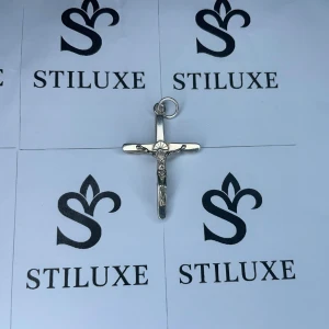 Silver kors - Stilrent halsband med ett kors i silverfärg och detaljerad Jesusfigur på framsidan. Hängsmycket har en klassisk design med ring för kedja och fina detaljer på både fram- och baksida. Perfekt för dig som gillar religiösa smycken med tidlös känsla. (3mm)