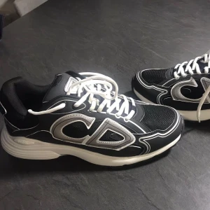 Snygga sneakers b30 - Snygga b30s svart och vita kan diskutera priset 