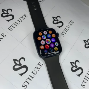 Apple Watch SE 44mm svart aluminium - Apple Watch SE 44mm med svart aluminiumboett och svart silikonarmband. Klockan har en stor, fyrkantig touchskärm och digital krona med röd detalj. Perfekt för att hålla koll på notiser, träning och hälsa direkt på handleden. Den är knappt använd och har full batteri hälsa. Med följer 2 till band, skriv ifall ni vill se de. 👍