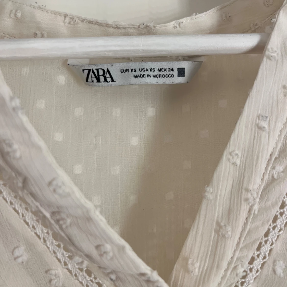 Vit blus med volanger från Zara - 1